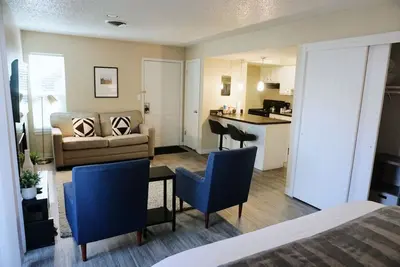 Image de King Bed * Extensive Cleaning Protocol *Downtown