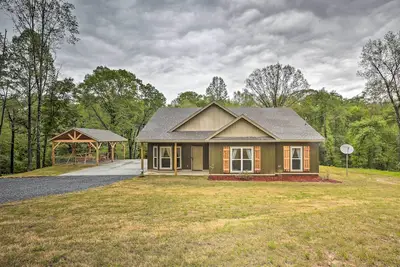 Image de Tallassee Creekside Cabin w/ Forest Views!