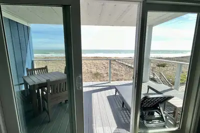 Image de 🧜‍♀️Oceanfront 2br 2Bath condo, private beach access, perfect location! 🧜‍♀️