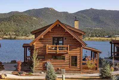 Image de Chic Lakefront Cabin - Unbeatable Views! Jacuzzi, Two Patios, Indoor/Outdoor Fireplace