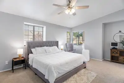 Image de Central Sacramento Home â™›Queen Beds - Clse Hwys** take a look!