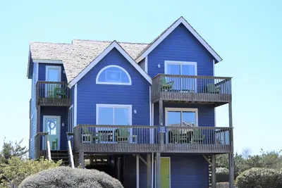 Image de OBXcape A newly remodeled home so close to the ocean you can smell the sea air.