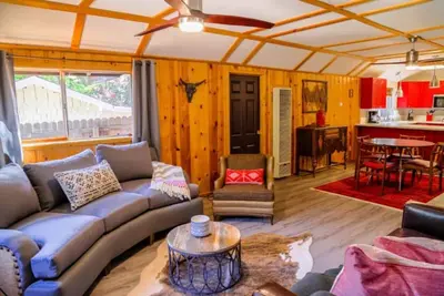Image de Skylight Cabin - 2 Minutes Away from Town!