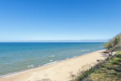 Image de Sunset Bluff - Pet Friendly Cottage - Lake Michigan access!