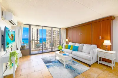 Image de 20fl Upscale Corner Unit with Ocean Views & Parking
