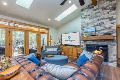 Image de Four08 - Spacious Home, Gourmet Kitchen, Hot Tub, Foosball