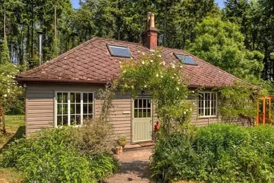 Image de Tranquil Woodland Cottage, 10 Min Drive to Clifton