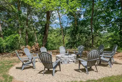 Image de Waterfront Home With Pool, Outdoor Covered Bar Space, Hot Tub, Propane grill and Fire Pit, Starlink