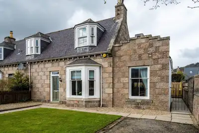Image de Luxury Scottish Cottage, featuring \"'The Artic Cabin\"