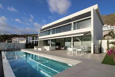 Image de Luxury designer villa with infinity pool and stunning sea views