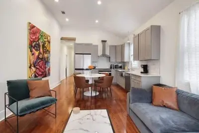 Image de New Colorful Marigny 2br- Close to Everything!
