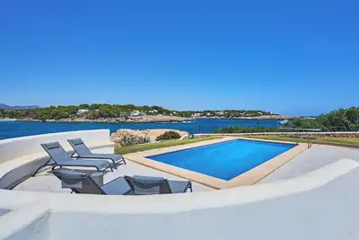 Image de Grossräumige Villa in Privilegierter Lage Direkt am Meer