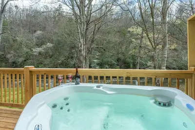 Image de Riverfront Cabin, Hot tub, Fire Pit, Grill, Wi-Fi, Private, Fishing, Swimming