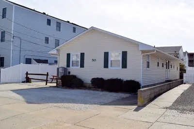 Image de Ranch style duplex with a rear yard