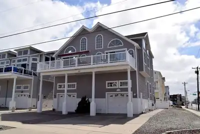 Image de Bring your Furbaby and enjoy Beachfront Townhouse in the middle of town! !