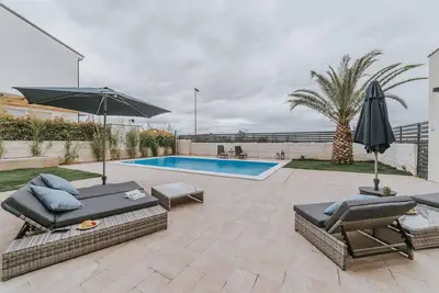 Image de Maison de vacances Novigrad pour 1 - 6 personnes avec 3 chambres à coucher - Maison jumelée
