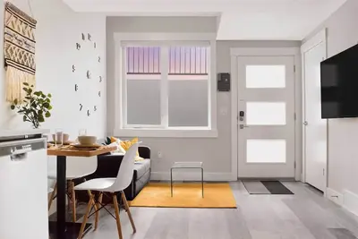 Image de 1 Bedroom with Sleeper Sofa Sleeps 3! Near downtown and Foothills Hospital