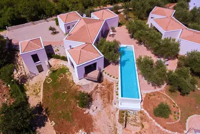 Image de Villa avec piscine dans un environnement naturel authentique