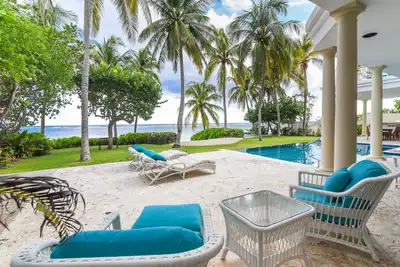 Image de Spacious, Beachfront Villa with Private Pool & Balcony Suites