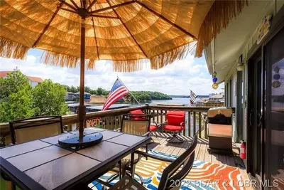 Image de Beautifully Updated Lakefront Condo & Oversized Deck, Wi-Fi, 2 Pools, hot tub.