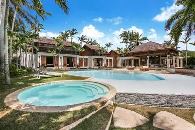 Image de Las Palmas 22: Super golffront w/ pool, Jacuzzi, cinema, kids’ area & golf cart