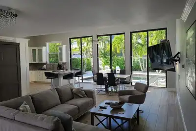 Image de Private Newly Renovated Home 2020- Short Walk to Beach, Food, Shopping & More! ! !