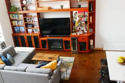 Image de Sunny 1Bdrm Loft+Office in Jack London Square +Parking, in-unit W/D 7/1-8/5