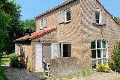 Image de Beautiful vacation home right next to the dunes and nature reserve in Burgh-Haamstede