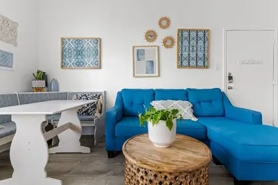 Image de 5 minute walk to Whitecap beach, Condo, King bed, pool, gym, hot tub