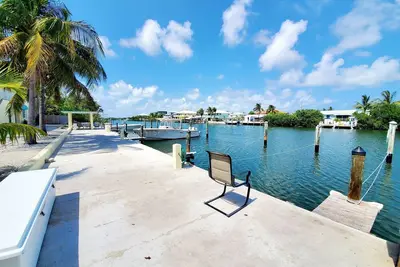 Image de Studio Sea- studio with queen bed, living room, fully stocked kitchen& full bath