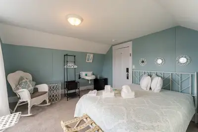 Room 10 (3rd Floor Shared Bathroom)