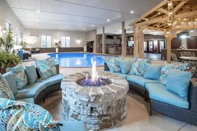 Image de Extravagant Heated Indoor pool w/ 3 beds, 3 baths! \n