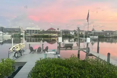 Image de Dazzling waterfront home with Heated saltwater pool in Tampa Bay
