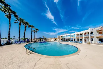 Image de Gorgeous Intercoastal waterfront home on channel w\/shared pool, hot tub, & dock