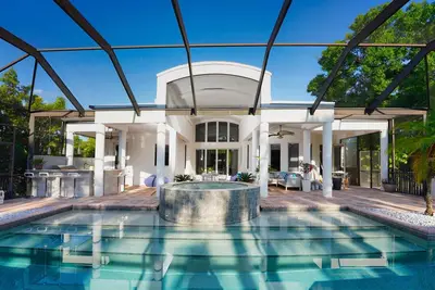 Image de Luxury Villa 4 bed/ 4 bath on canal access to the Golf 30 min, beach 8 min away