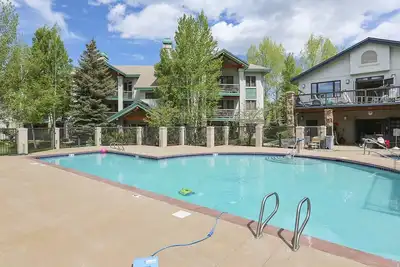 Image de Just Remodeled! Hike/Bike In/Out Th w/Slope Views-Heated Pool-Hot Tub-Gym-Tennis-W/D in Unit-Deck
