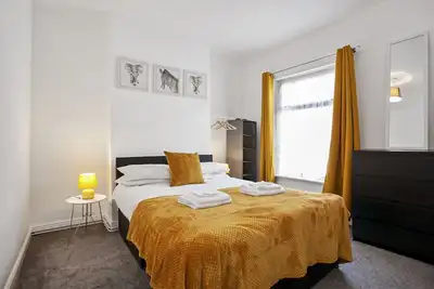 Image de ⭑ Staywhenever Ls- 4 Bedroom House | King Size Beds | Sleeps 9 ⭑