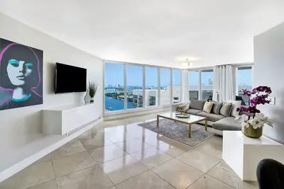 Image de Pisces Dream! 2 Bedroom Condo, Water and Skyline Views, 2 Private Balconies!