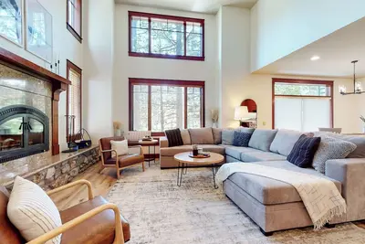 Image de Deluxe, Mnt Décor. On Golf Course! Gas Grill, Hot Tub, Washer/Dryer, Bright