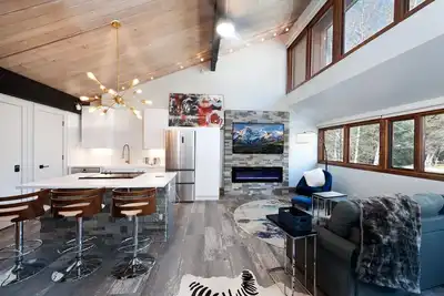 Image de Sunshine Suite (#733) |10 min to Ski - On Golf Course - Ac/Pool/Hot Tub