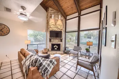 Image de Newly Updated! with tennis court/ pickleball and a pool! By Newcombe Tennis!
