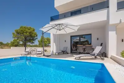 Image de Maison de vacances Vodice pour 1 - 6 personnes avec 3 chambres à coucher - Maison jumelée