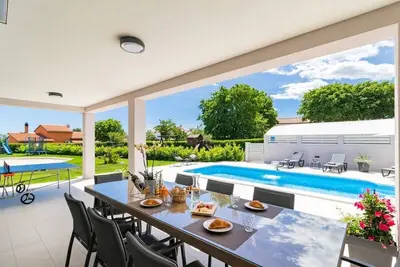 Image de Modernly designed villa with private pool can accommodate up to 8 persons.