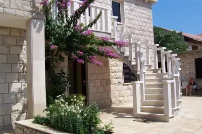 Image de Appartement de vacances Povlja pour 1 - 5 personnes avec 2 chambres Ă coucher - Maison de vacances