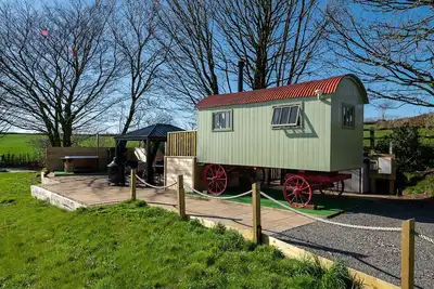 Charming quirky couple and dog friendly countryside bolt hole, with private hot tub and communal gam