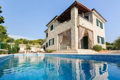 Image de Maison de vacances Podstrana pour 1 - 8 personnes avec 4 chambres à coucher - Maison de vacances