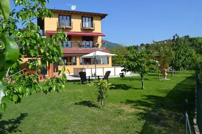 Image de Appartement de vacances Salò pour 1 - 5 personnes avec 2 chambres à coucher - Maison jumelée
