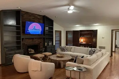 Image de Family Retreat on Eden Isle Sleeps 12+ with 2 golf carts 4500 sq. ft.