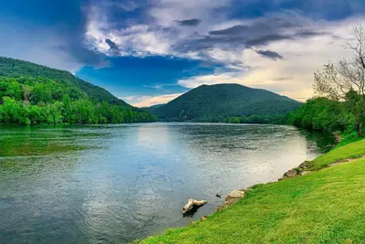Image de Cabin on River!