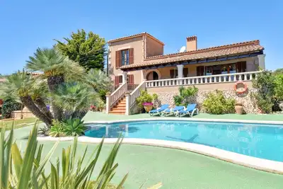 Image de Belle vue sur la campagne environnante à la mer à l'horizon, belle maison avec piscine